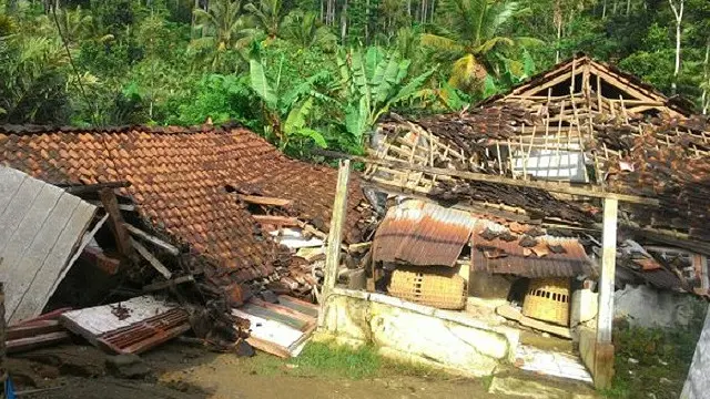 Sebuah rumah rusak karena longsor.