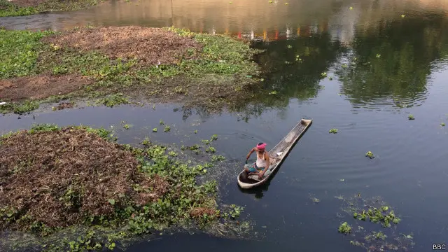 বিভিন্ন জায়গায় নদী স্রোতহীন হয়ে যাচ্ছে।