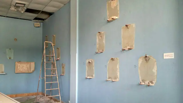 Пустые стенды в музее города