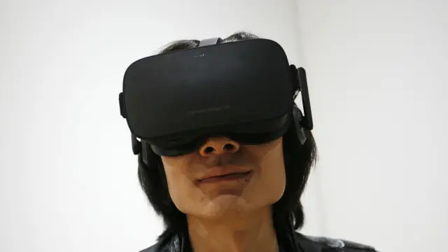 Una persona usando unos lentes Oculus