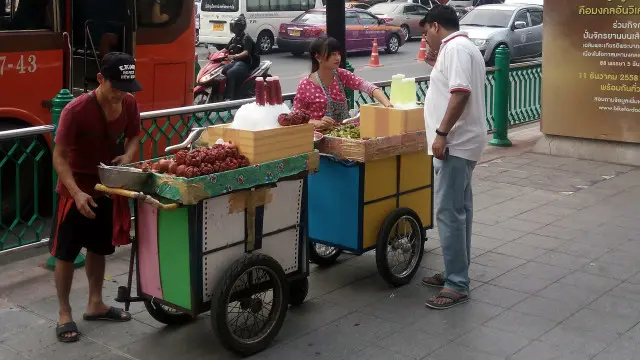 Người Việt Nam làm việc bất hợp pháp tại Thái Lan thường buôn bán, làm việc ở xưởng may...
