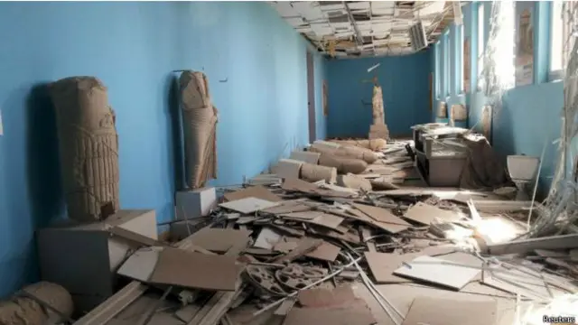تُظهر هذه الصورة قطعا أثرية مُدمّرة داخل المتحف