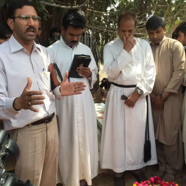 مرنے والوں میں بہت سے افراد کا تعلق مسیحی برادری سے تھا جو ایسٹر کے تہوار کے موقعے پر پارک میں سیر کے لیے گئے تھے۔ 