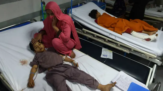 لاہور کے مختلف ہسپتالوں میں سینکڑوں زخمیوں کا علاج ہو رہا ہے، جن میں سے درجنوں کی حالت تشویش ناک ہے۔ شہر کے تمام ہسپتالوں میں ہنگامی حالت نافذ کر دی گئی ہے۔