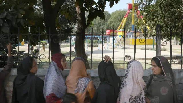 یہ خودکش حملہ گلشن اقبال پارک کے مرکزی گیٹ کے پاس ہوا جہاں سے کچھ ہی فاصلے پر بچوں کے جھولے لگے ہوئے ہیں۔