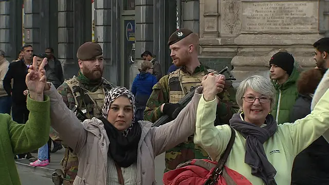 ब्रसेल्स हमलों के बाद एकजुट लोग