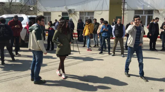 Gün ərzində azad olunacaq İntiqam Əliyevi qarşılamaq üçün ailəsi və yaxın dostları 6 saylı həbsxananın qarşısına toplaşıb