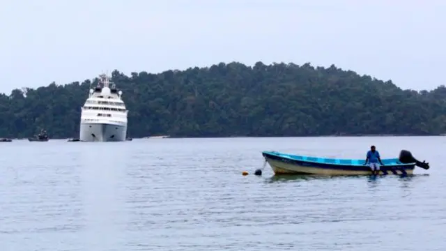 正在下沉的麗星郵輪（圖片來源：Sarah Shearman）