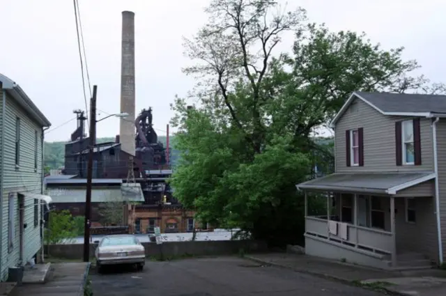 Деревянные дома на фоне фабрики