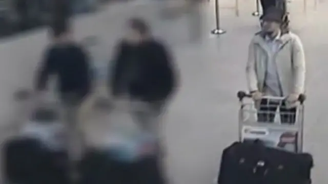 比利時警方公布了上周機場爆炸案中第三名襲擊者的錄像。