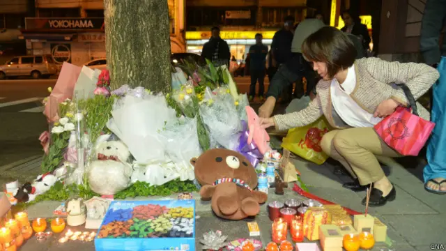 人們到命案發生地點哀悼遇害的小女孩