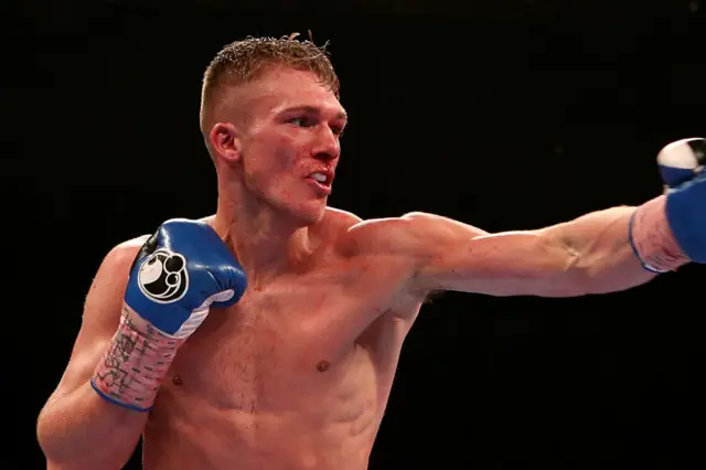 Blackwell en acción durante la pelea en la que venció a John Ryder y ganó el título británico de peso mediano en 2015.