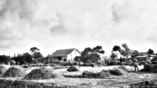 En el pueblo natal de Le, Thuy Dong, no había luz, y la llegada del primer televisor fue todo un avance tecnológico