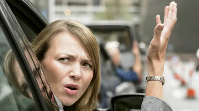 Mujer mostrando signos de impaciencia