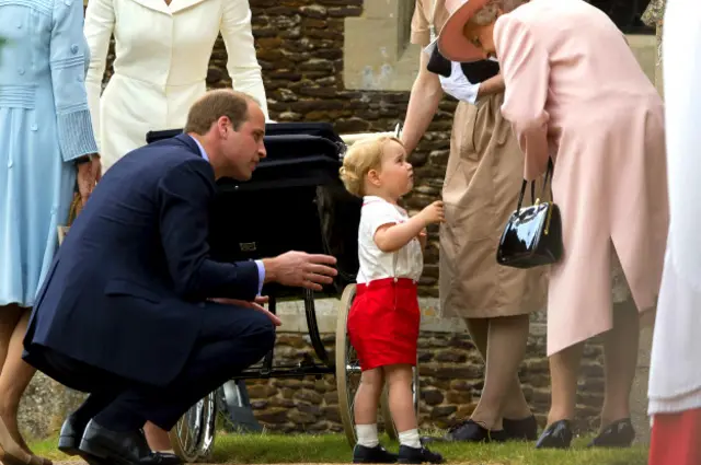 Принц Джордж с отцом и прабабушкой