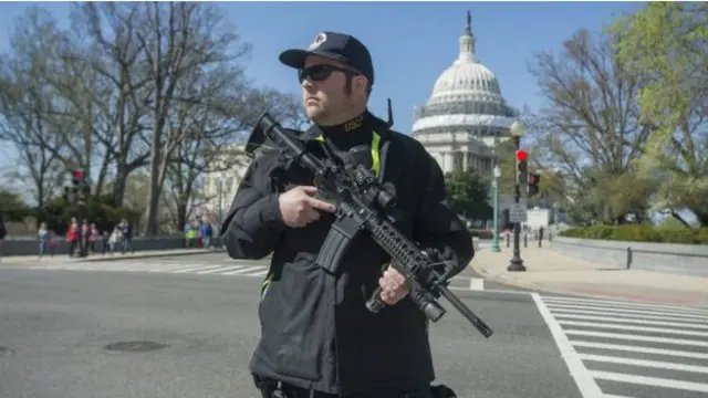 ایک مسلح شخص پر اس وقت فائرنگ کی جب وہ یو ایس کیپیٹل بلڈنگ کے وزٹنگ سینٹر میں داخل ہونے کی کوشش کر رہا تھا