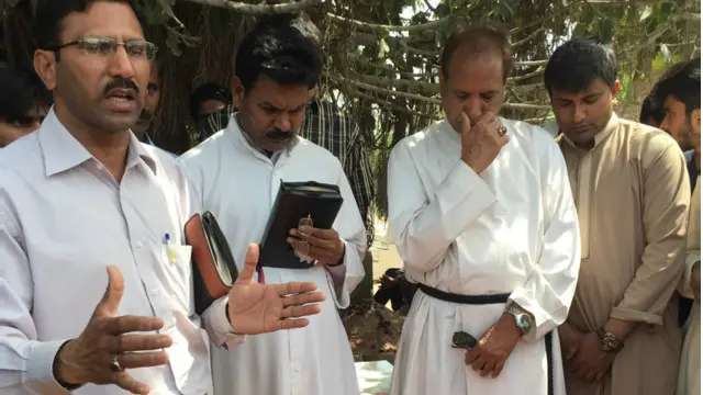 پادری جاوید اشنائیز نے کہا کہ لاہور میں گذشتہ سال مارچ میں گرجا گھروں پر ہونے والے دو حملوں کا زخم ابھی تازہ تھا کہ ایک اور تباہ کن حملہ کیا گیا