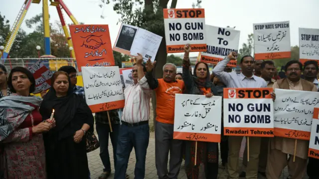 پاکستان کے مختلف شہروں میں لاہور میں واقع تفریحی مقام گلشن اقبال میں ہونے والے خودکش دھماکے کے خلاف مظاہرے ہوئے اور ہلاک ہونے والوں کو خراج عقیدت پیش کیا گیا۔