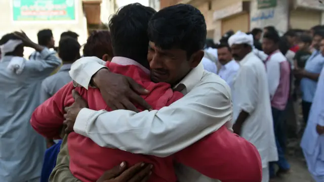 اس دوران زیادہ مرنے والے افراد کو مختلف علاقوں میں سپرد خاک کیا گیا۔ لاہور کے علاقے یوحنا آباد میں واقع قبرستان میں مسیحی برادری کی ایک بڑی تعداد جمع تھی جہاں دھماکے میں مرنے والے افراد کی تدفین کی گئی