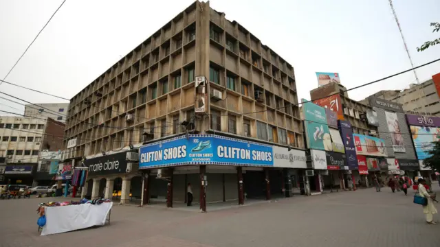 سانحہ گلشن اقبال کے سوگ میں لاہور شہر میں تمام بڑے کاروباری مراکز اور تفریحی مقامات بند رہے۔