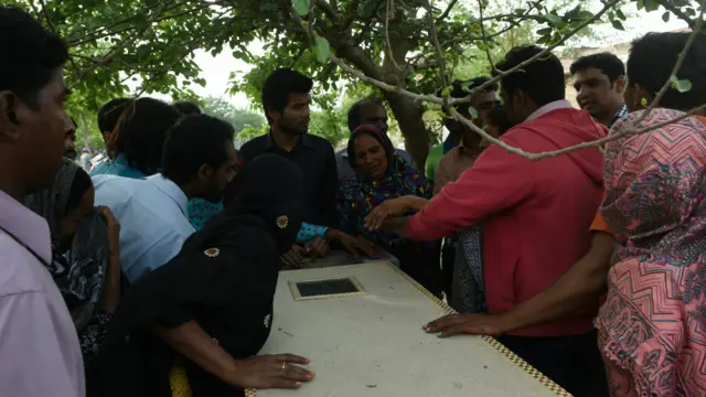 اتوار کی شام گلشن اقبال پارک لاہور میں ہونے والے خودکش حملے میں ہلاک شدگان کی تدفین کا سلسلہ پیر کی صبح ہی سے شروع ہوگیا تھا اور شام گئے تک جاری رہا۔