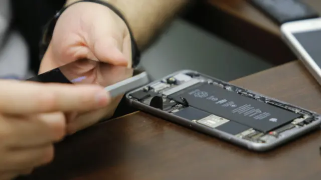 یاد شرکت ویلي، دوی کولی شی چې iPhone 5C ته هم لاسرسی ولري، چې همدا ټکی د اختلاف او غورېږ جوړېدو لامل شوی.