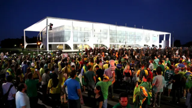 تجمع مخالفان دیلما روسف در برابر کاخ ریاست جمهوری 