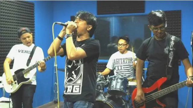 Band punk Second Combat termasuk di antara lapisan masyarakat Malaysia yang menginginkan Najib Razak mengundurkan diri dari jabatan perdana menteri.