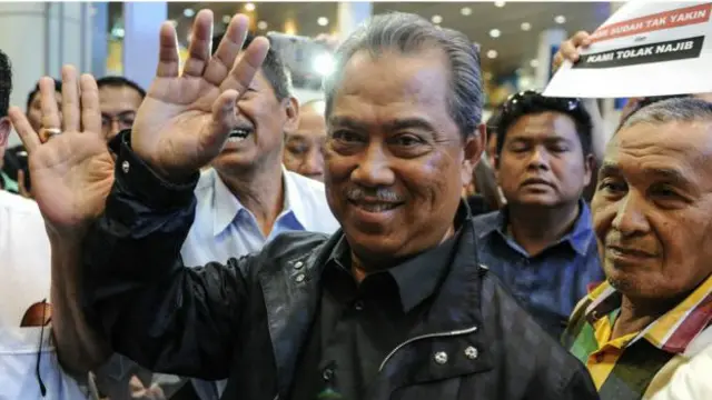 Muhyiddin Yassin dipecat dari jabatan Wakil Perdana Menteri setelah mengkritik Najib Razak soal dana 1MDB.