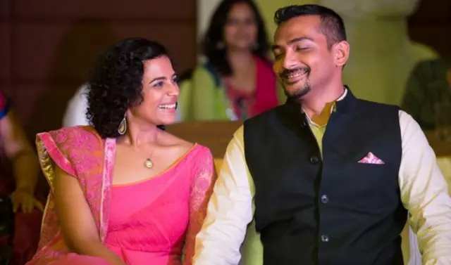 شروتی کہتی ہیں کہ ایک سے ڈیڑھ ہفتے کے درمیان میرے اور نتن کے درمیان بات چیت شروع ہوگئی تھی، ڈیٹنگ ایپ پہ ہم نے ایک دوسرے کو چند پیغامات بھیجے تھے بس