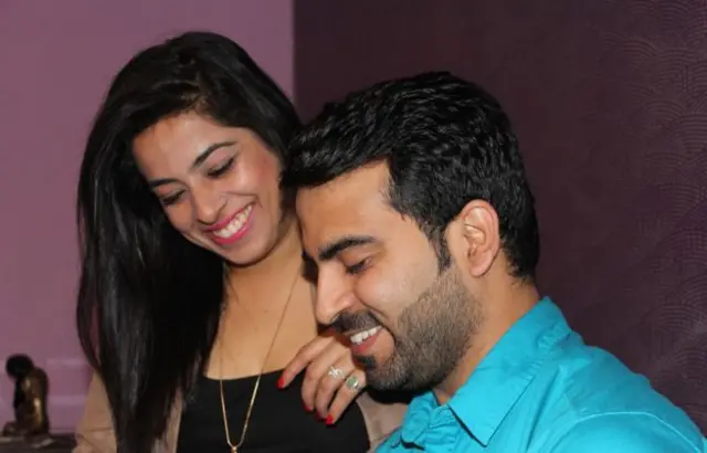 گریما اور کمار کی ملاقات ایک آن لائن ڈیٹنگ سروس فلو کے زیر اہتمام باؤلنگ کے کھیل کے دوران ہوئی تھی