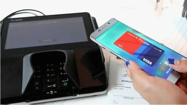 سیمسنگ کے نظام کے ذریعے سے اس کے صارفین کو یہ سہولت حاصل ہوگی کہ وہ سٹور میں خریداری کے دوران ادائگی اپنے سمارٹ فونز کے ذریعے کرسکیں گے