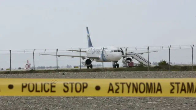 Самолёт авиакомпании EgyptAir в аэропорту Ларнаки