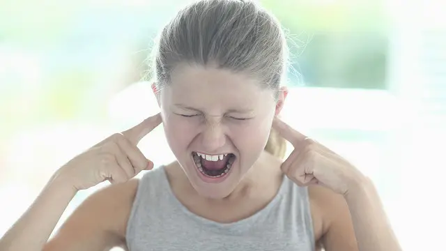 Дівчина закрила вуха пальцями