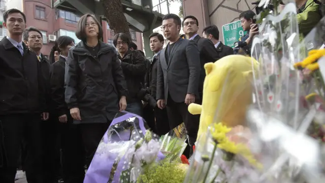 Bà Thái Anh Văn, sắp thành tổng thống Đài Loan, đến một địa điểm tưởng niệm vụ chặt đầu em bé