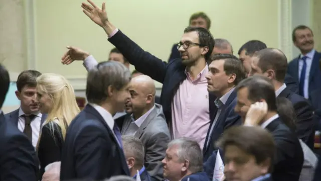 Несколько депутатов в понедельник вечером сообщили о якобы отказе Владимира Гройсмана от должности премьера