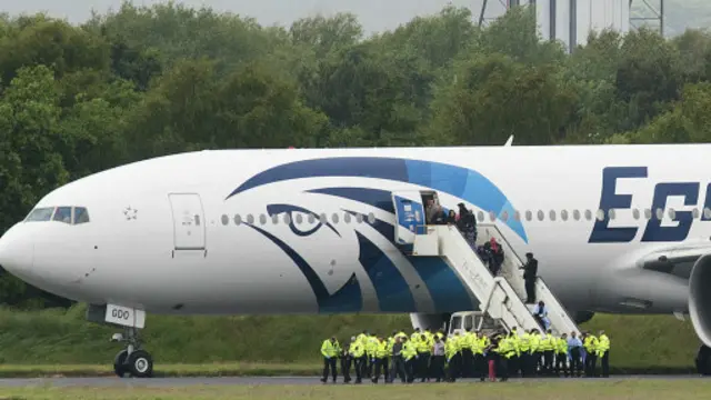 当局同穆斯塔法谈判，在随后6个多小时的对峙中，几乎所有乘客和机组人员被释放，没有人受伤。