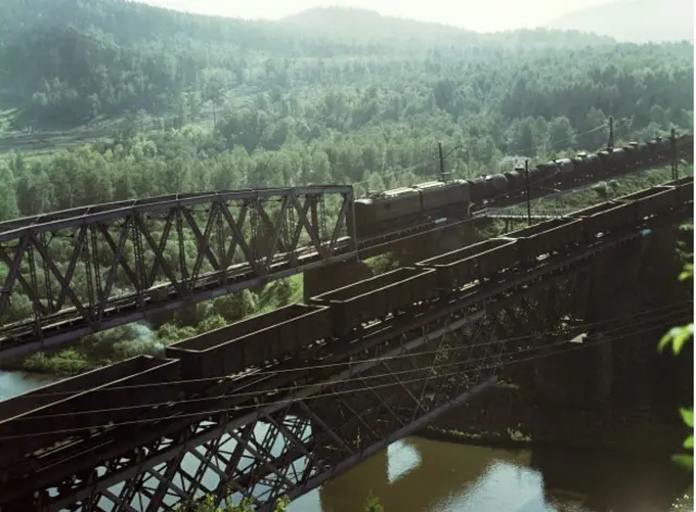Поезд пересекает мост на Транссибе