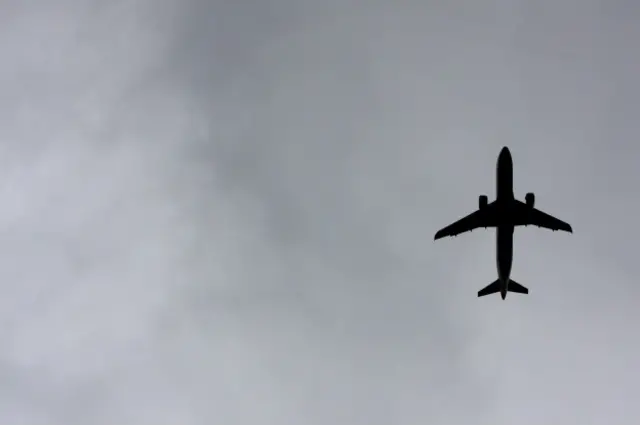 Меры безопасности в авиационной индустрии знеачительно улучшены в последние десятилетия, однако угоны и взрывы самолетов все равно происходят