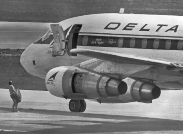 Сотрудник ФБР в плавках (требование угонщика) принес 1 млн долларов в чемодане в качестве выкупа за 86 заложников, Майами, июль 1972 года