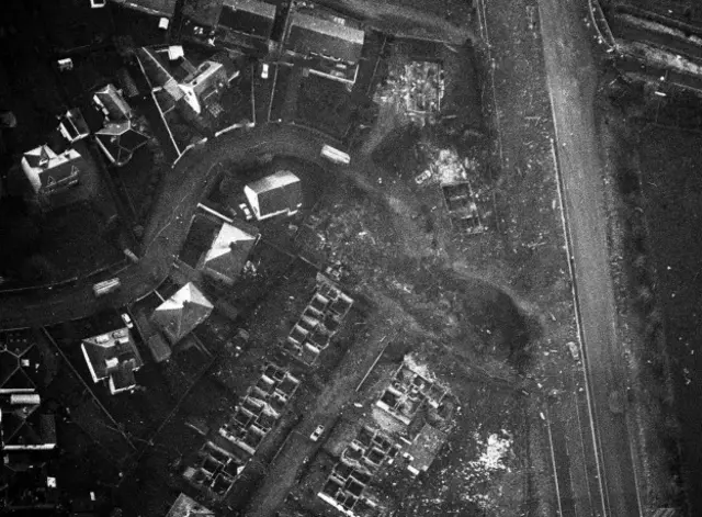 В результате крушения самолета в небе над Локерби погибли также 11 жителей города. 