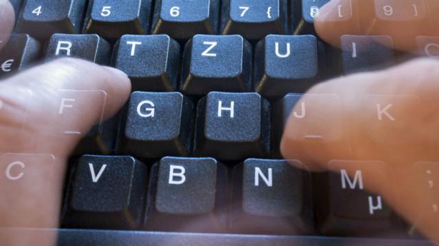Una persona escribiendo en un teclado