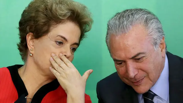 El vicepresidente brasileño, Michel Temer, habla frente a micrófonos de medios de comunicación.