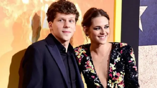 فيلم مقهى المجتمع يجمع مجددا بين ستيوارت وايزنبرغ، الذين ظهرا معا في فيلم الكوميديا والإثارة "أمريكان الترا".