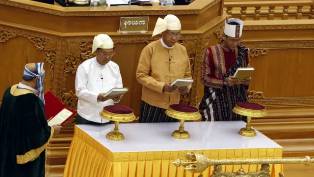 吴廷觉(中)宣誓就任