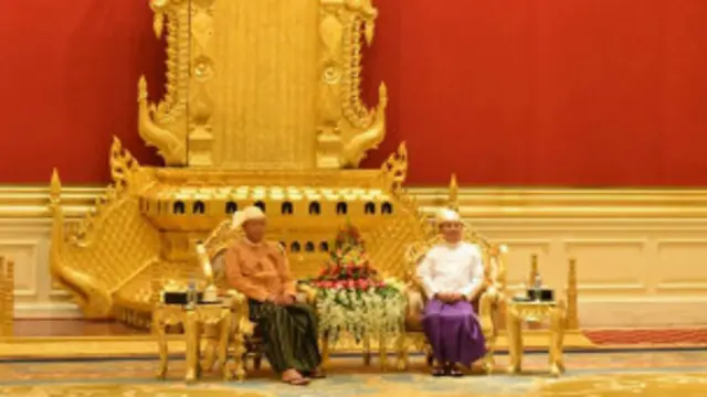 သမ္မတသစ် ဦးထင်ကျော်နဲ့ သမ္မတဟောင်း ဦးသိန်းစိန် တို့ကို အာဏာအပ်နှင်းပွဲမှာ တွေ့ရပုံ