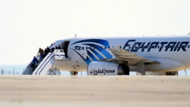 Літак сів у Ларнаці