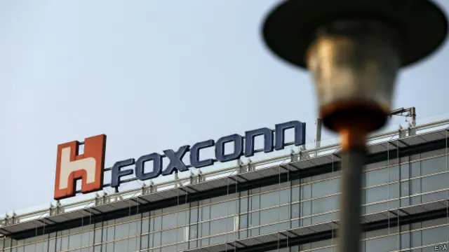 鸿海在大陆的公司富士康是苹果电子产品的主要生产商,基本采用夏普的液晶面板。