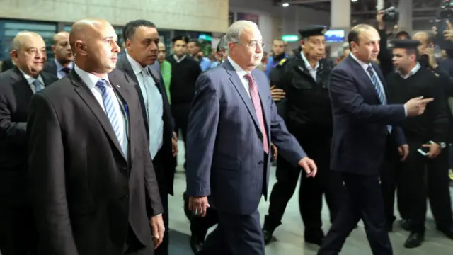 Thủ tướng Ai Cập (giữa) cho rằng còn quá sớm để kết luận xem vụ việc có phải do tấn công khủng bố