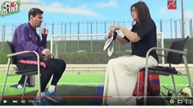 Messi na mtanagazaji aliyempatia viatu vyake